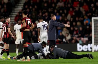 Tensão na Premier League: Capitão de time inglês tem mal subto em campo e jogo é suspenso