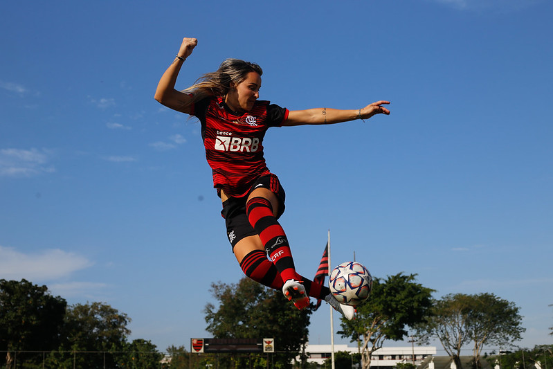 Atacante do Flamengo fala da chegada de reforços e expectativa de títulos na temporada 