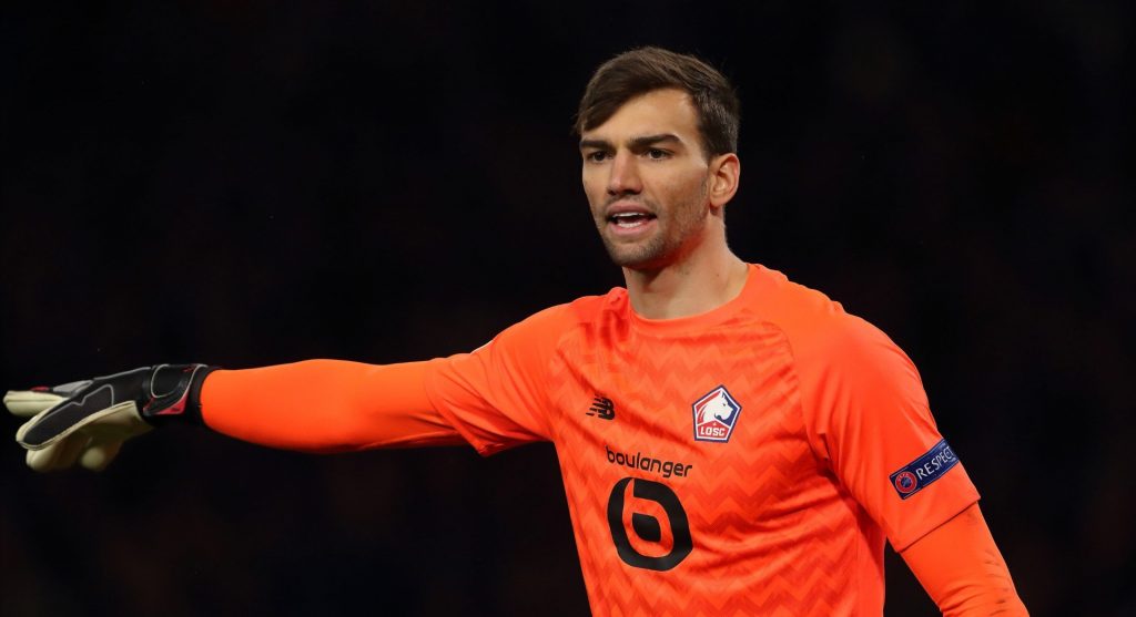 Goleiro do Vasco, Léo Jardim toma frango inacreditável e vira motivo de piada; assista