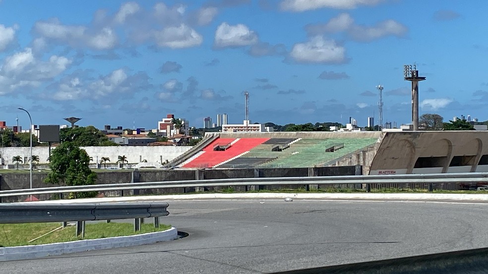 Estádio começa a ser pintado de vermelho e preto antes do jogo do Flamengo
