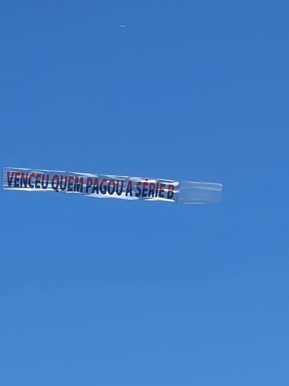Torcida do Flamengo aluga avião para provocar o Fluminense