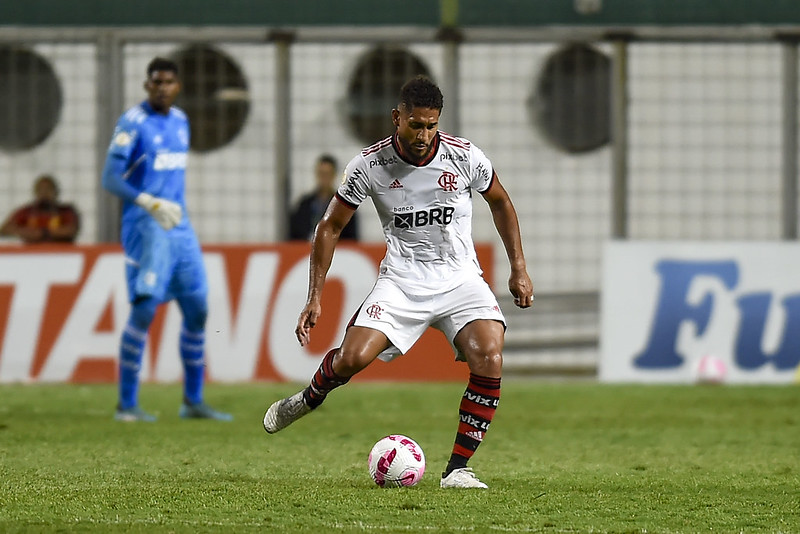 Revelação vendida para a Europa, Botafogo contrata zagueiro flamenguista e volante assina com o Flamengo: veja as últimas notícias do Flamengo