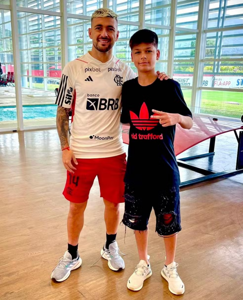 Flamengo e Atlético-MG disputam contratação meia