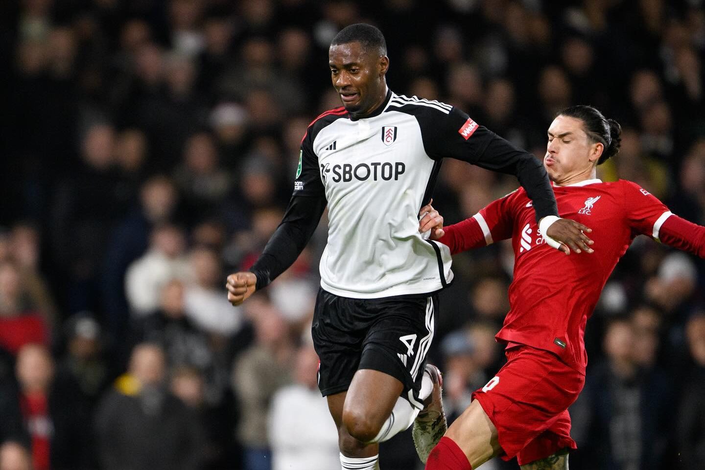 Liverpool e Tottenham disputam ex-zagueiro do Manchester City