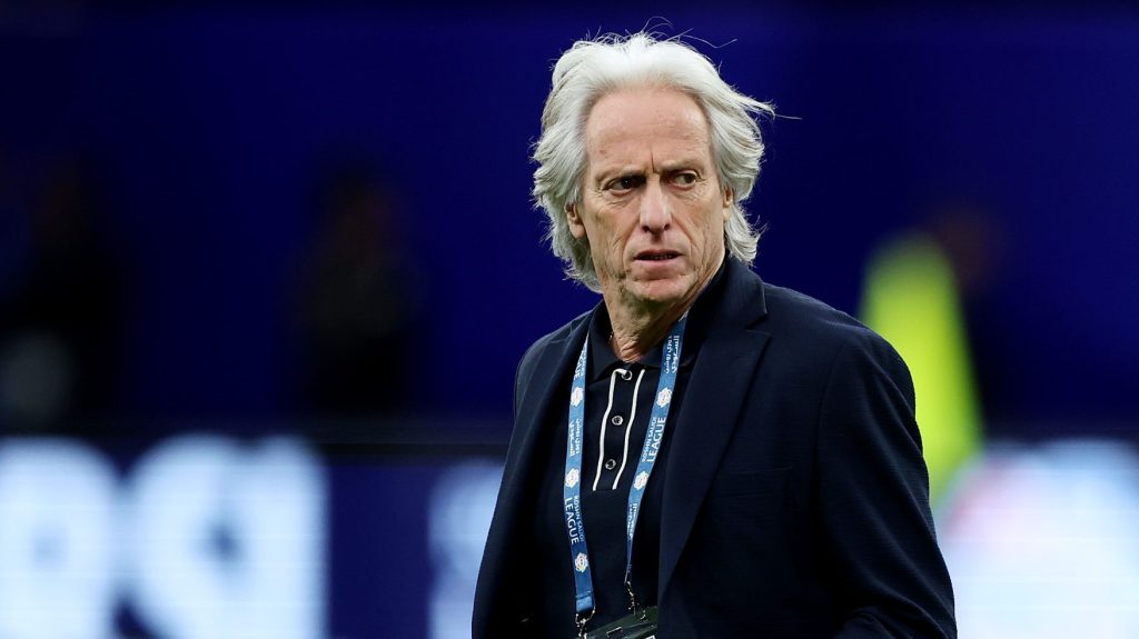 Jorge Jesus causa no Al-Hilal e torcida do Flamengo fica sabendo de marca histórica. (Photo by Yasser Bakhsh/Getty Images)