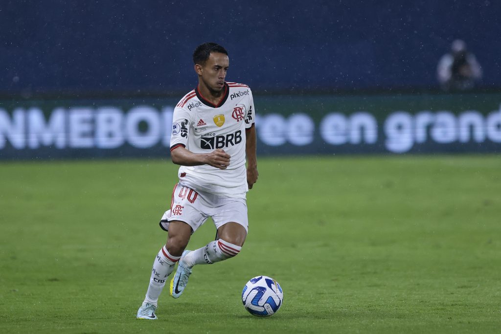 Matheus Gonçalves em ação pelo Flamengo. (Photo by Franklin Jacome/Getty Images)