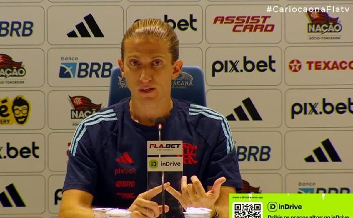 Filipe Luís cita substitutos de Arrascaeta e resposta da torcida surpreende