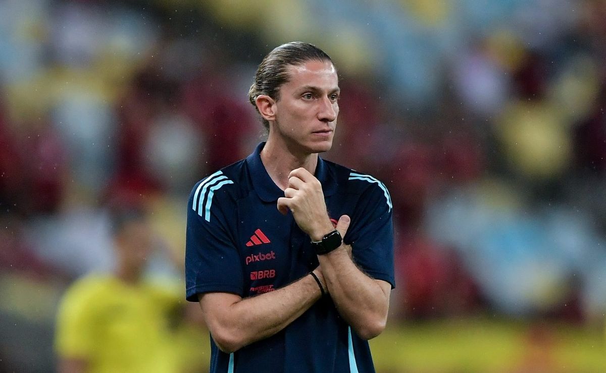 Filipe Luís muda o time contra o Vasco