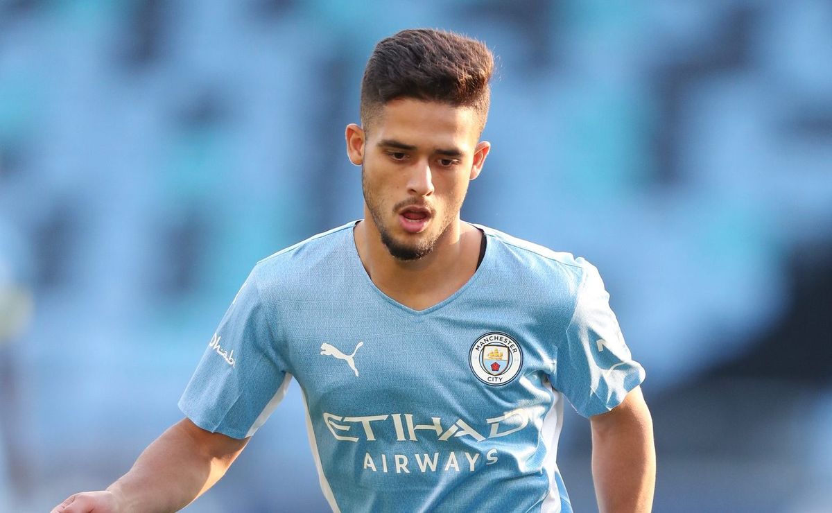 Flamengo analisa Yan Couto para vaga de Wesley em caso de venda  