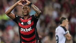 Flamengo tem pênalti polêmico contra o Vasco e web se divide