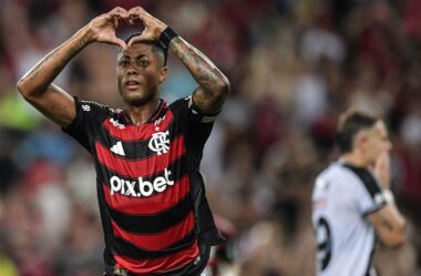 Flamengo tem pênalti polêmico contra o Vasco e web se divide