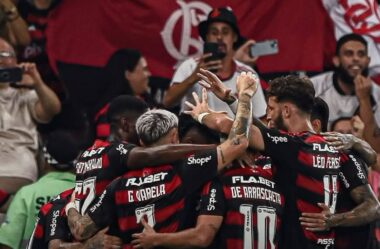 Flamengo vence o Vasco e torcida dispara provocações