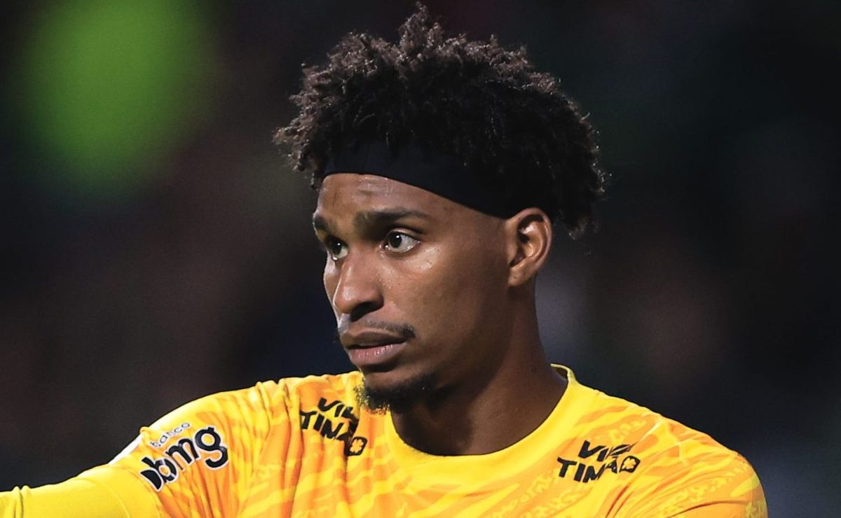 Hugo Souza falha pelo Corinthians e flamenguistas repercutem