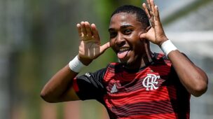 Lorran ameaça trocar de empresários após ficar no Flamengo