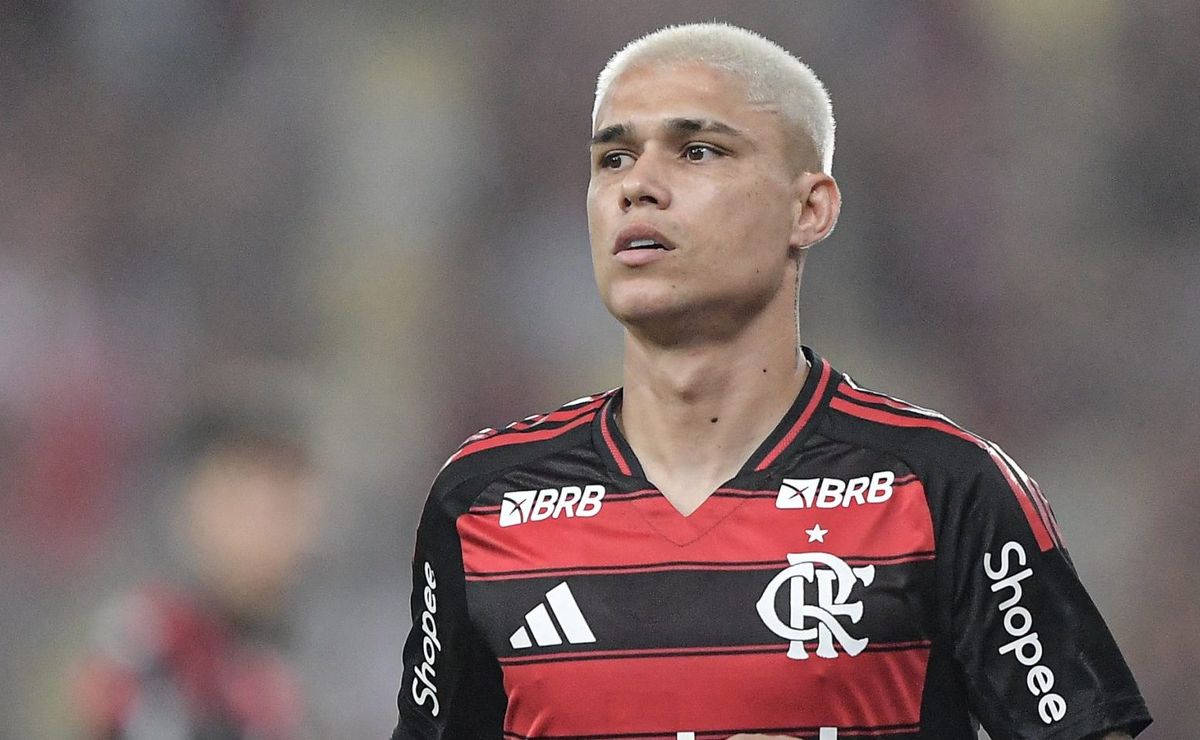 Árbitro pede “calma” a Luiz Araújo e revolta Fluminense
