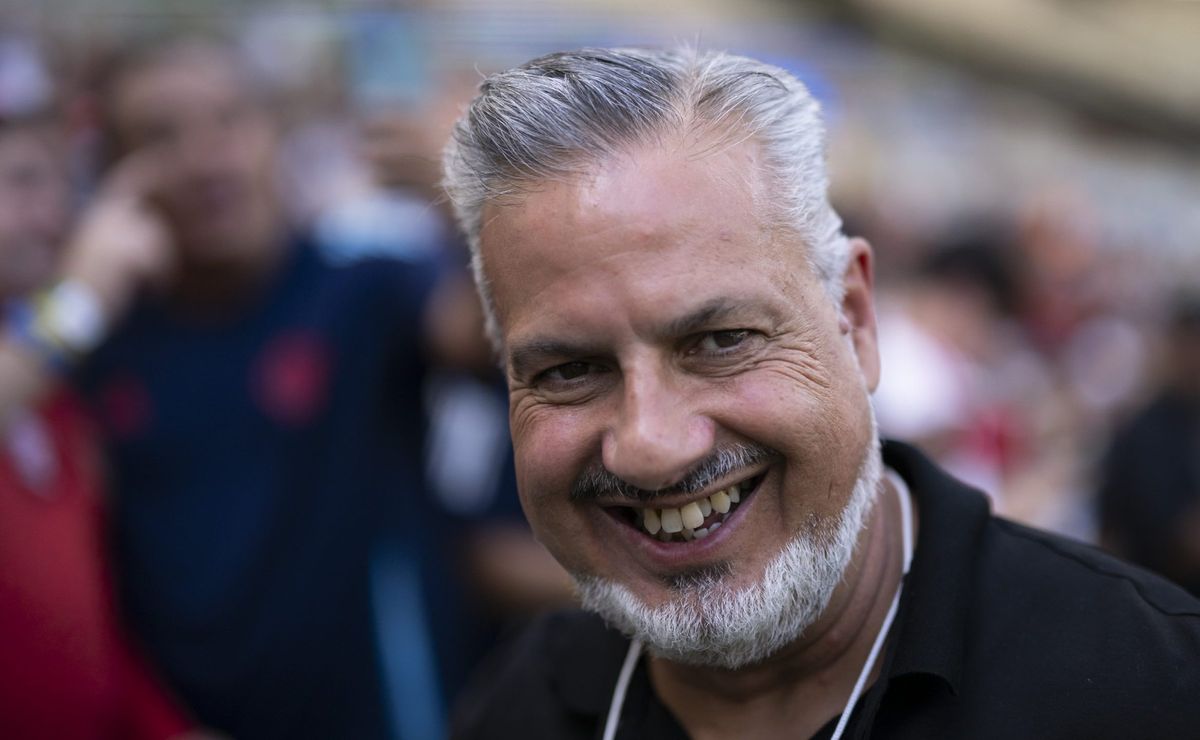 Boto toma decisão de renovar contrato de Varela no Flamengo