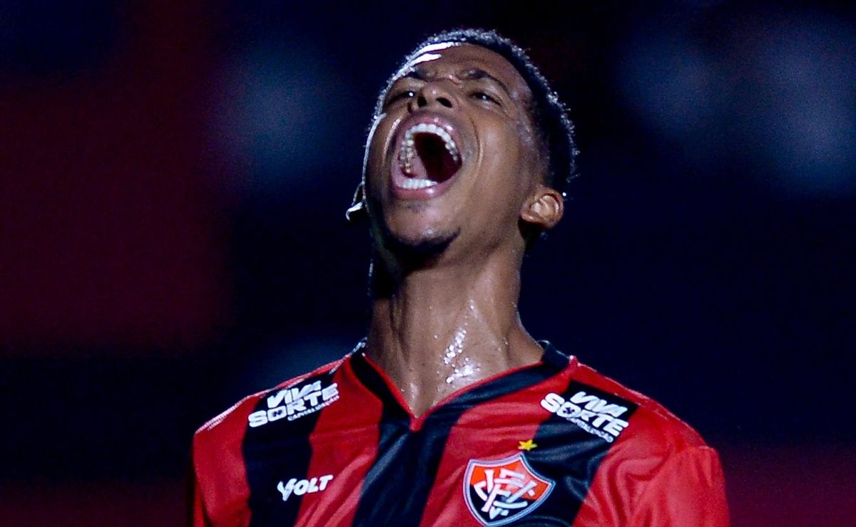 Carlinhos vive problema no Vitória 2 meses após deixar Flamengo