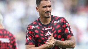 Danilo, do Flamengo, se posiciona sobre rascimo no Palmeiras