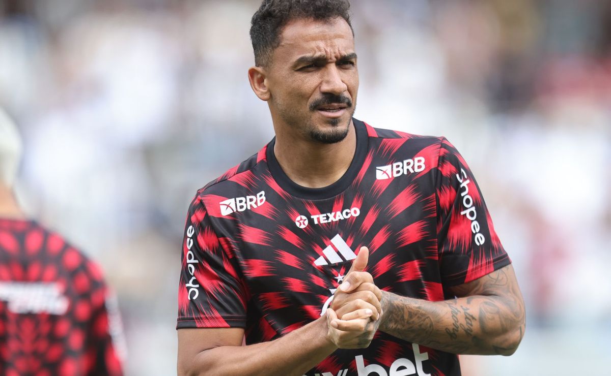Danilo, do Flamengo, se posiciona sobre rascimo no Palmeiras