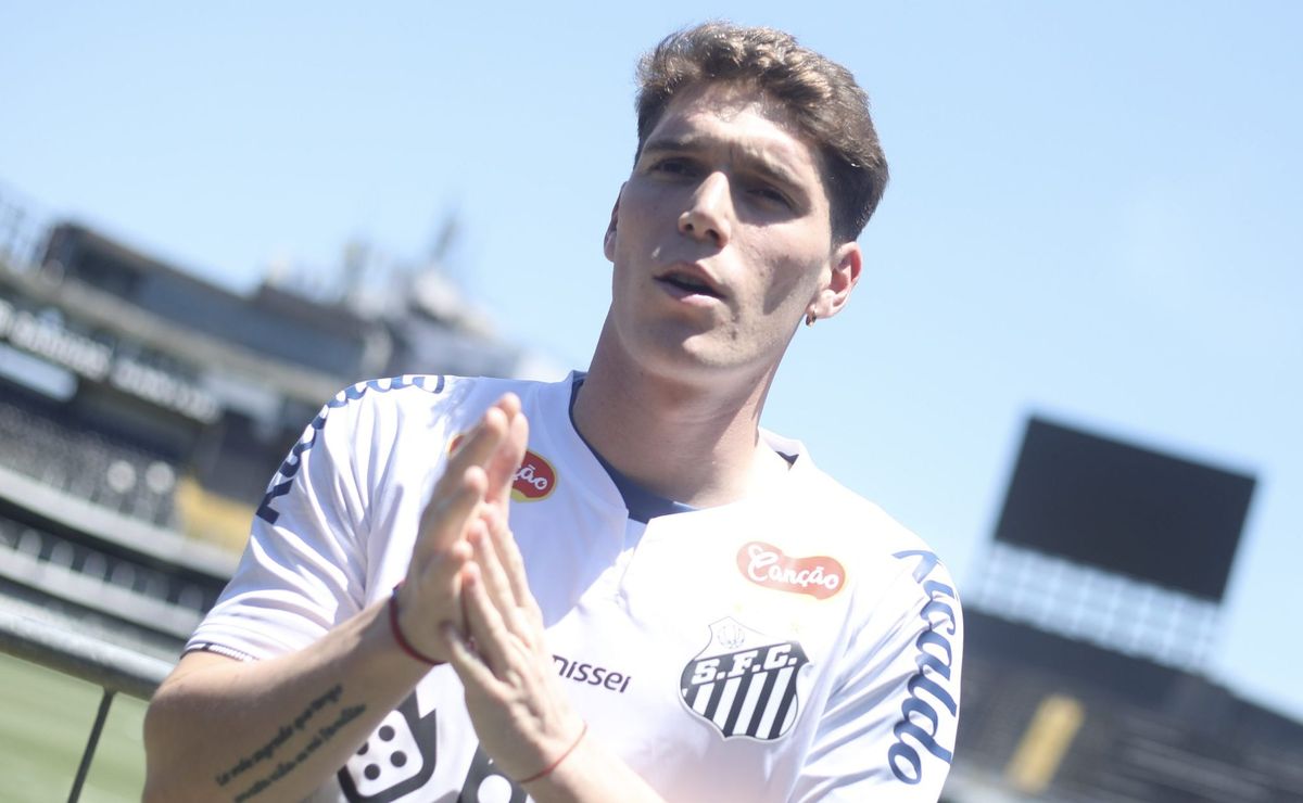 Flamengo quer Rollheiser, do Santos, para vaga de Arrascaeta 