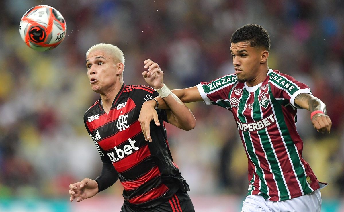 Flamengo vence Fluminense e leva vantagem na decisão do Carioca