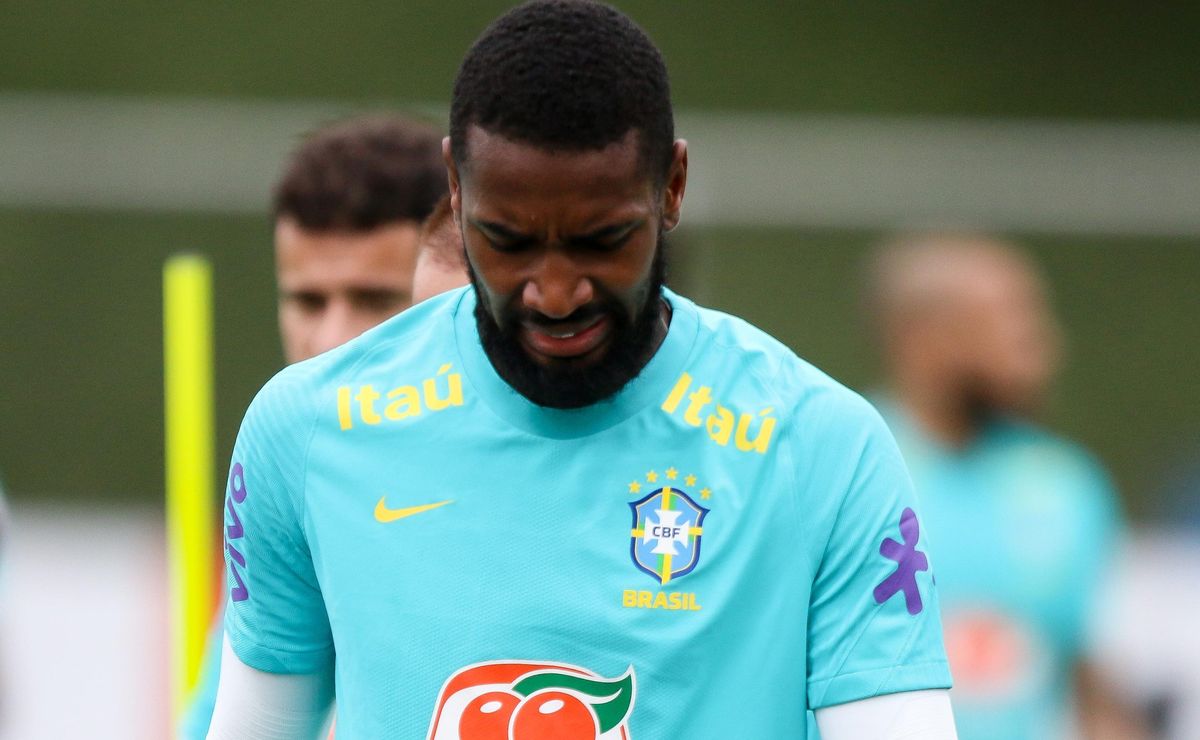 Gerson, do Flamengo, sai chorando com lesão na Seleção Brasileira 