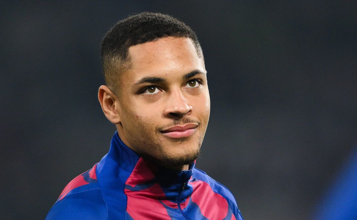 Jornalista aponta craque do Flamengo superior a Vitor Roque