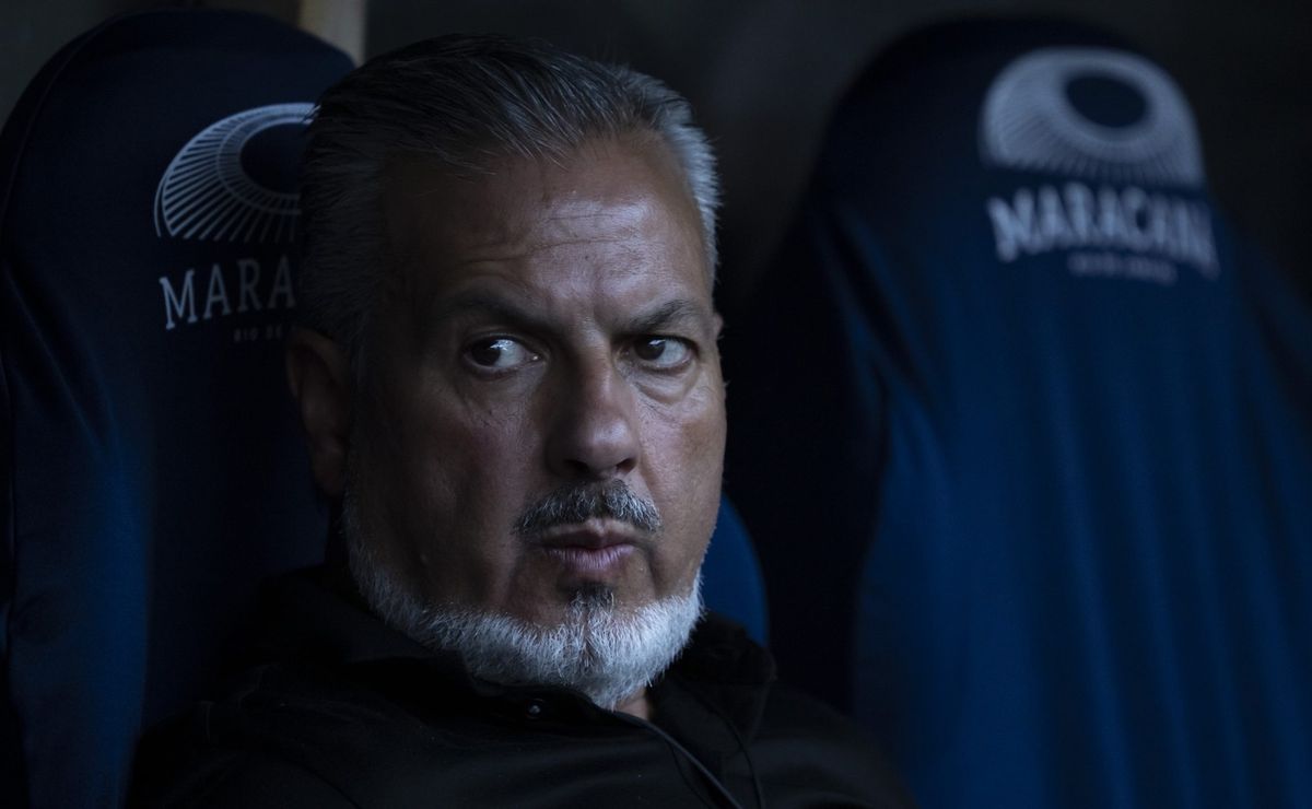 José Boto negocia Zé Weliton, fora dos planos do Flamengo, com Voltaço