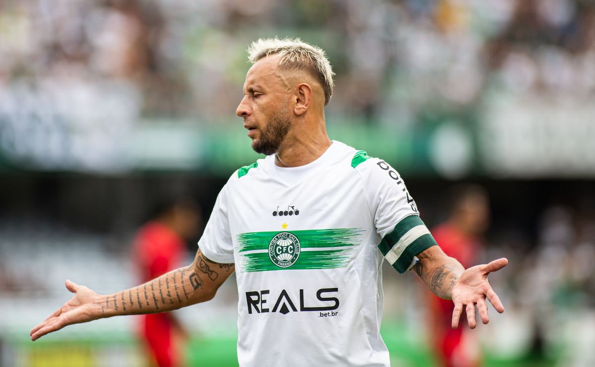 Rafinha, ídolo do Flamengo, mente para diretoria do Coritiba