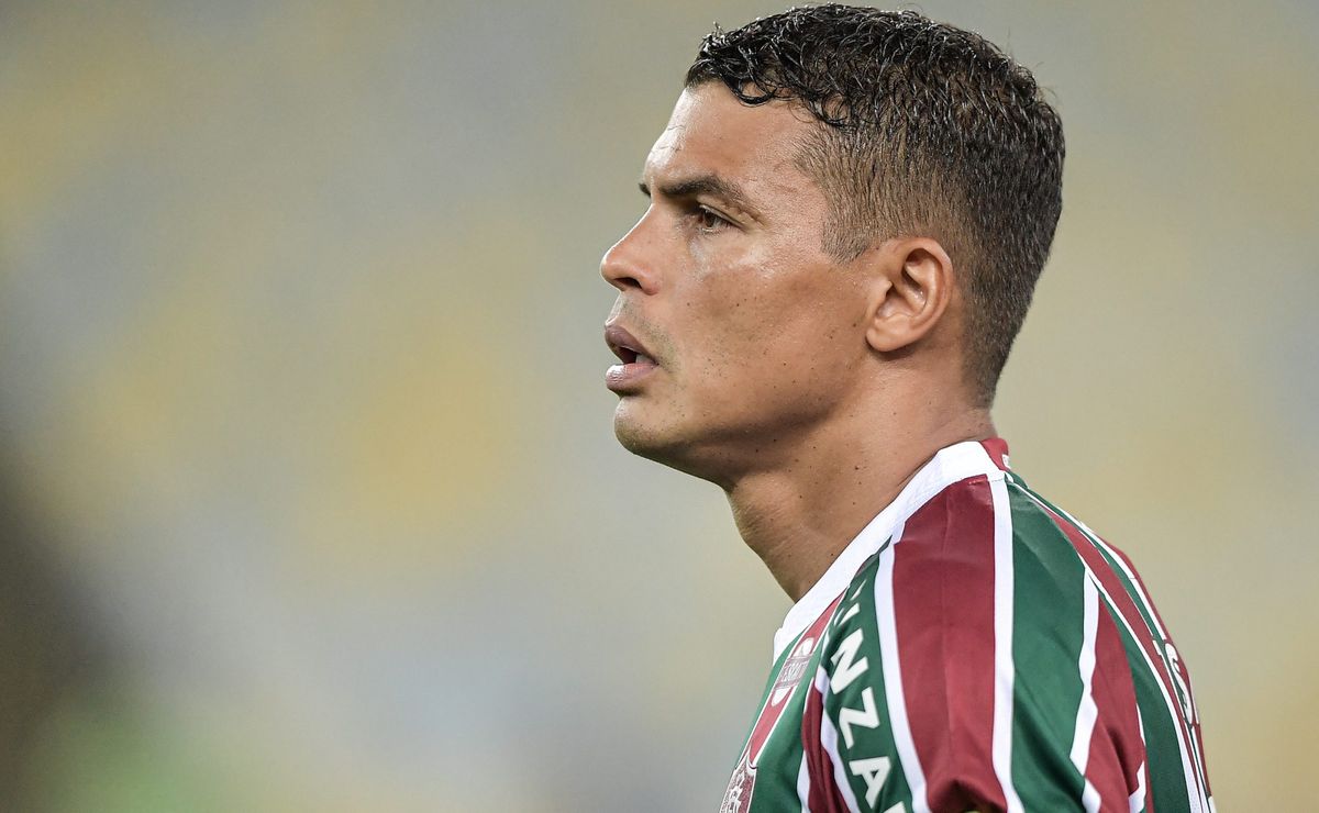 Thiago Silva ignora lance polêmico e gera revolta do Flamengo