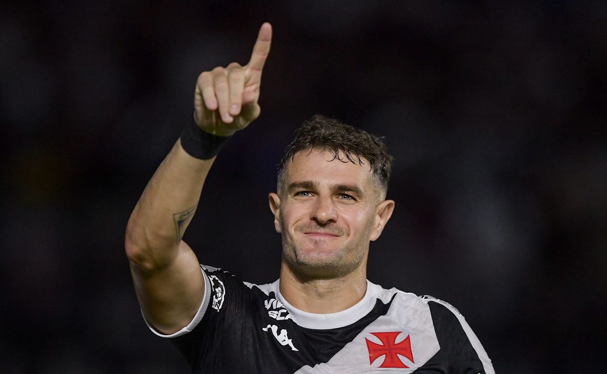 Vegetti desmerece vitória do Flamengo e chora ao falar de arbitragem