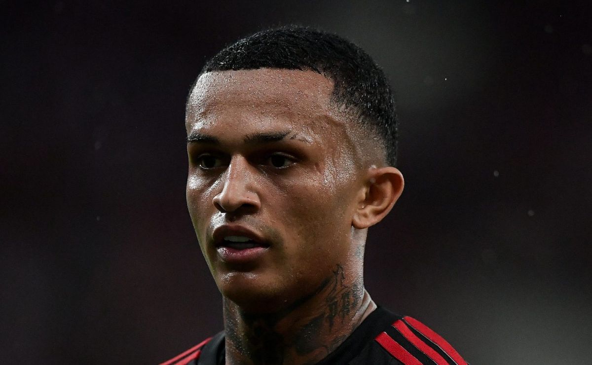 Wesley deveria ser expulso em Vasco x Flamengo, diz PC Oliveira