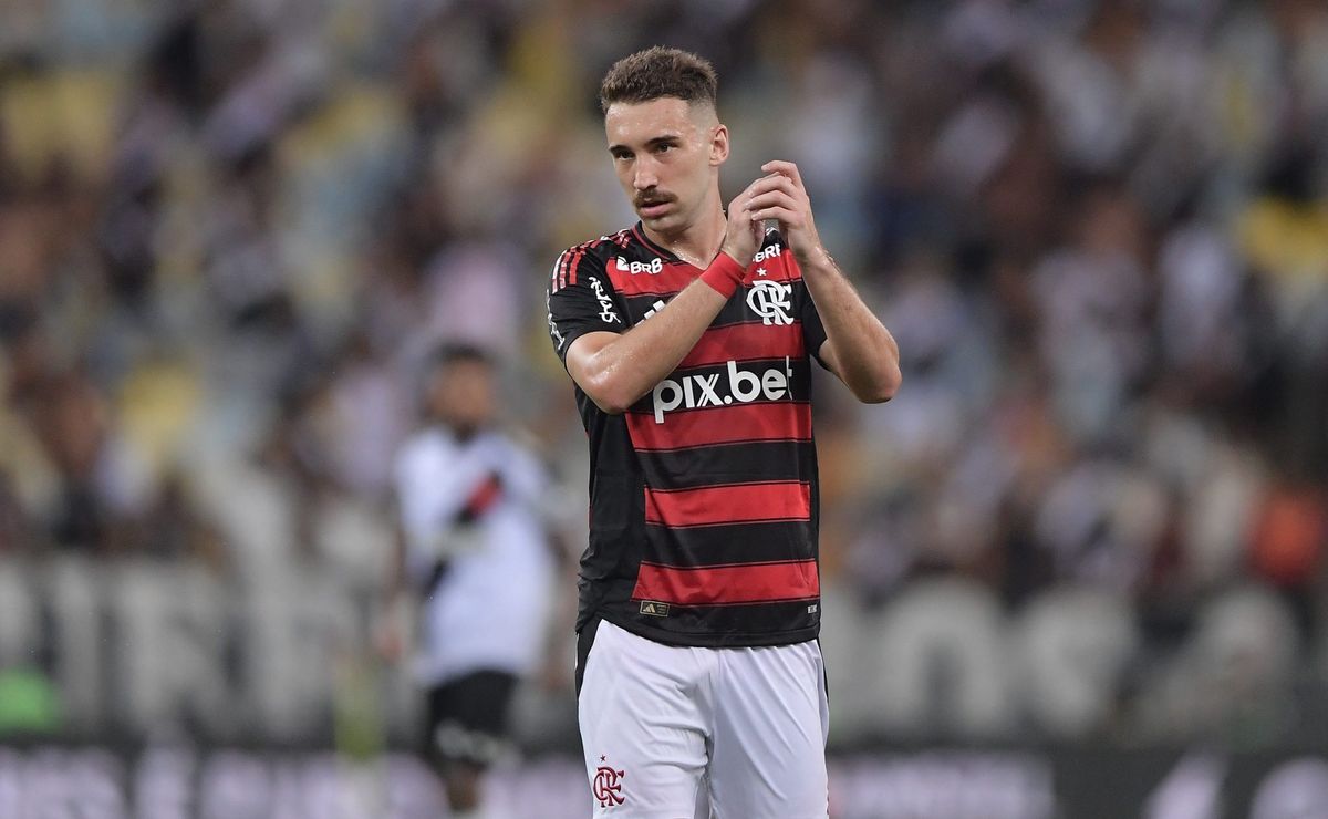 Zagueiro Léo Ortiz vê Flamengo superior ao Vasco no confronto