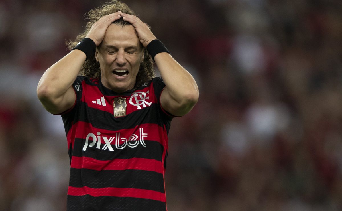 David Luiz, ex-Flamengo, é cobrado pela torcida em aeroporto; confira