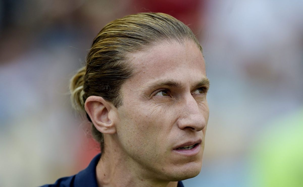 Filipe Luís descarta escalar De La Cruz como meia no Flamengo