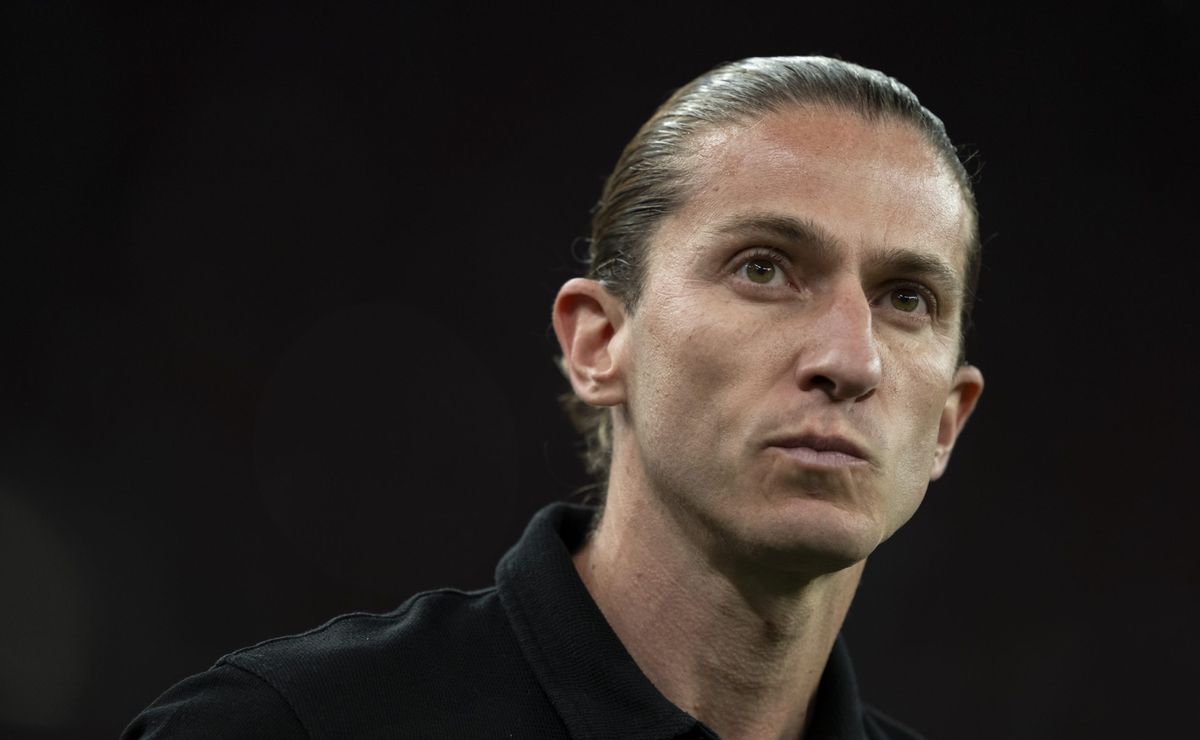 Filipe Luís é 'batizado' no Flamengo por colocar Ewertton Araújo de titular