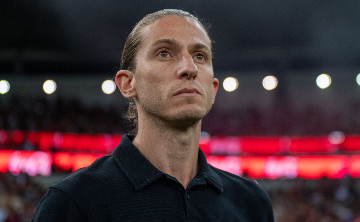 Filipe Luís encanta torcida do Flamengo após goleada