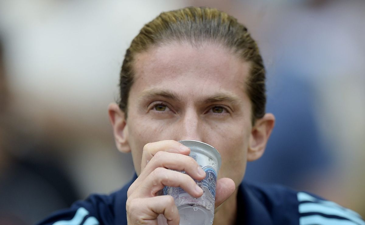 Filipe Luís pede e Flamengo encaminha renovação com Varela até 2027