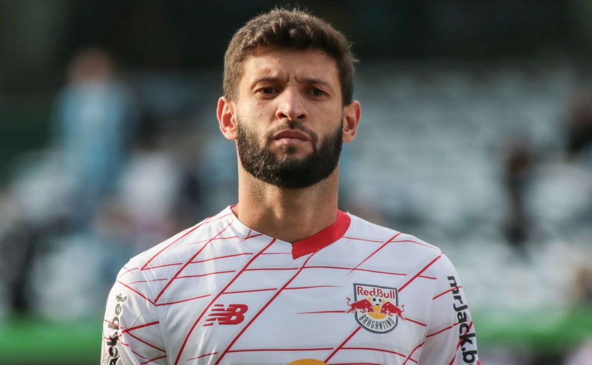 Flamengo avalia Juninho Capixaba, do RB Bragantino, para 2025