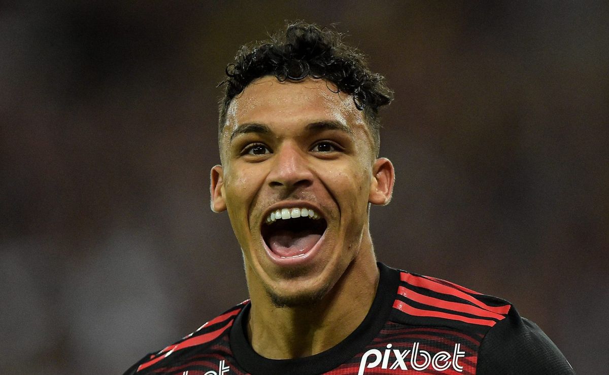 Flamengo vai buscar empréstimo ou venda de Victor Hugo