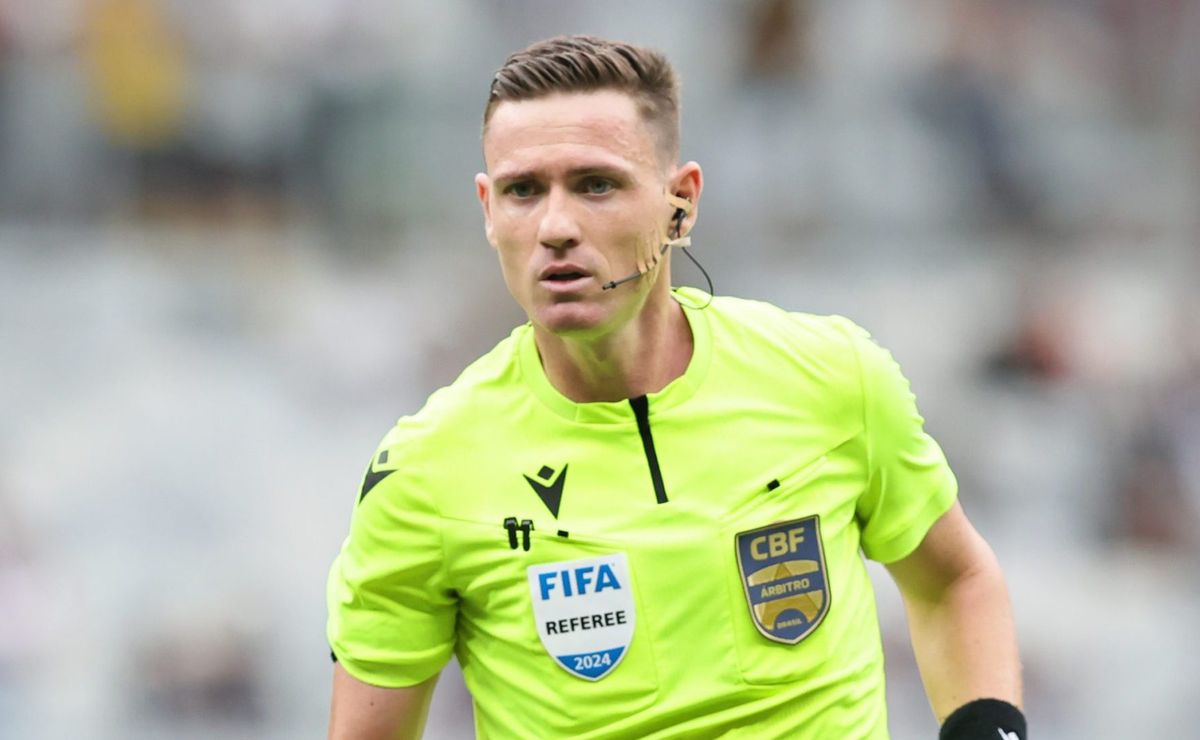 Para PC de Oliveira, Gerson não fez pênalti contra Flamengo