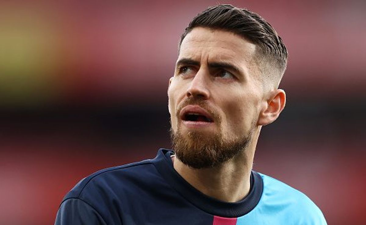 Alvo do Flamengo, Jorginho tem problema pulmonar, diz site inglês