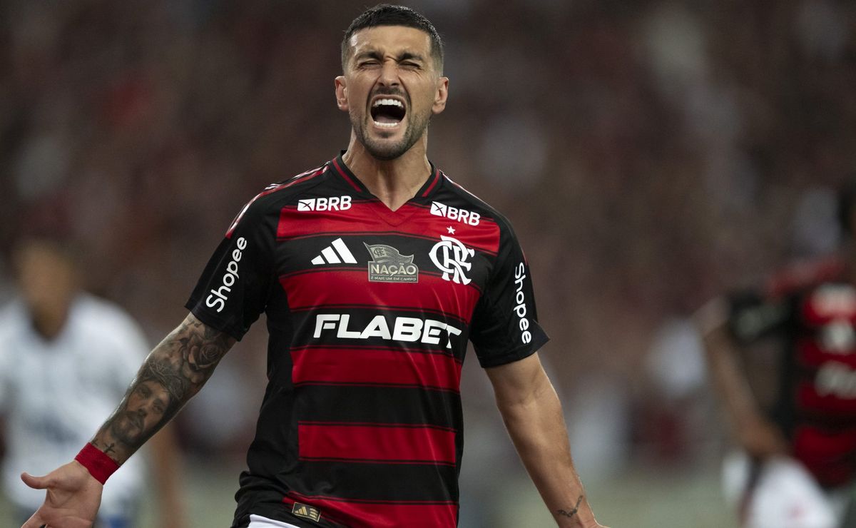 Arrascaeta comemora gol em vitória do Flamengo pelo Brasileirão
