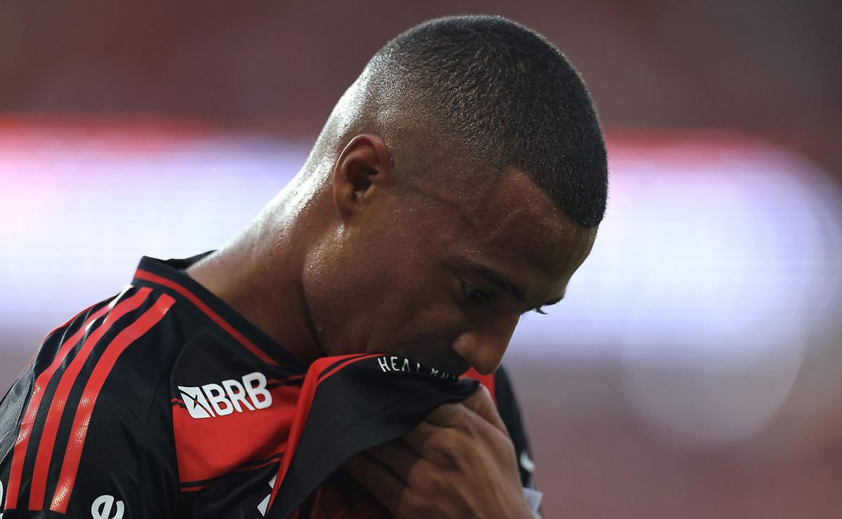 De La Cruz preocupa em Flamengo x Botafogo após sair lesionado