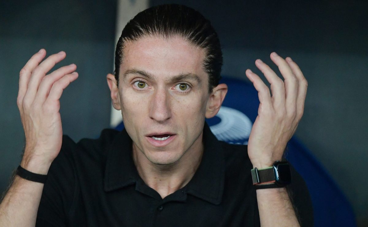 Filipe Luís reclama sobre vazamento da escalação do Flamengo