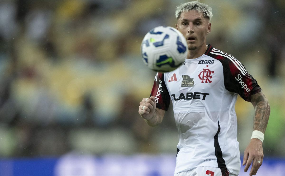 Flamengo esclarece andamento de renovação com Varela