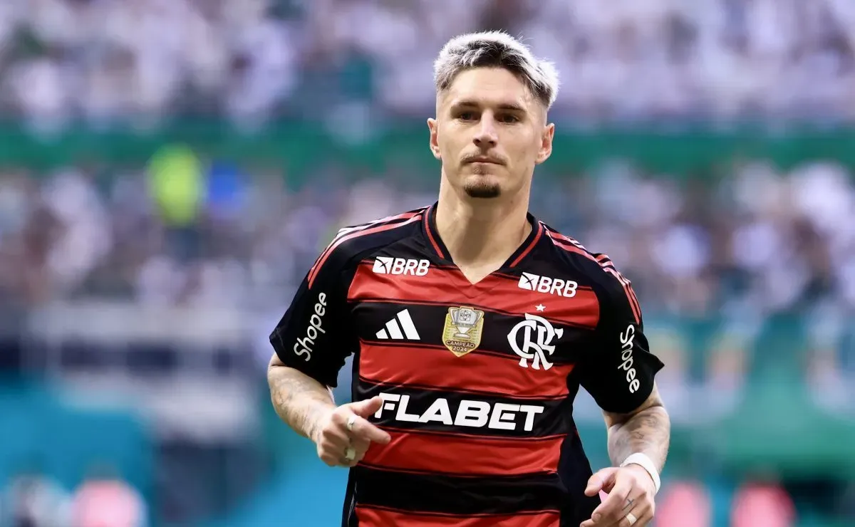 Flamengo negocia renovação de Varela e empresário vem ao Rio