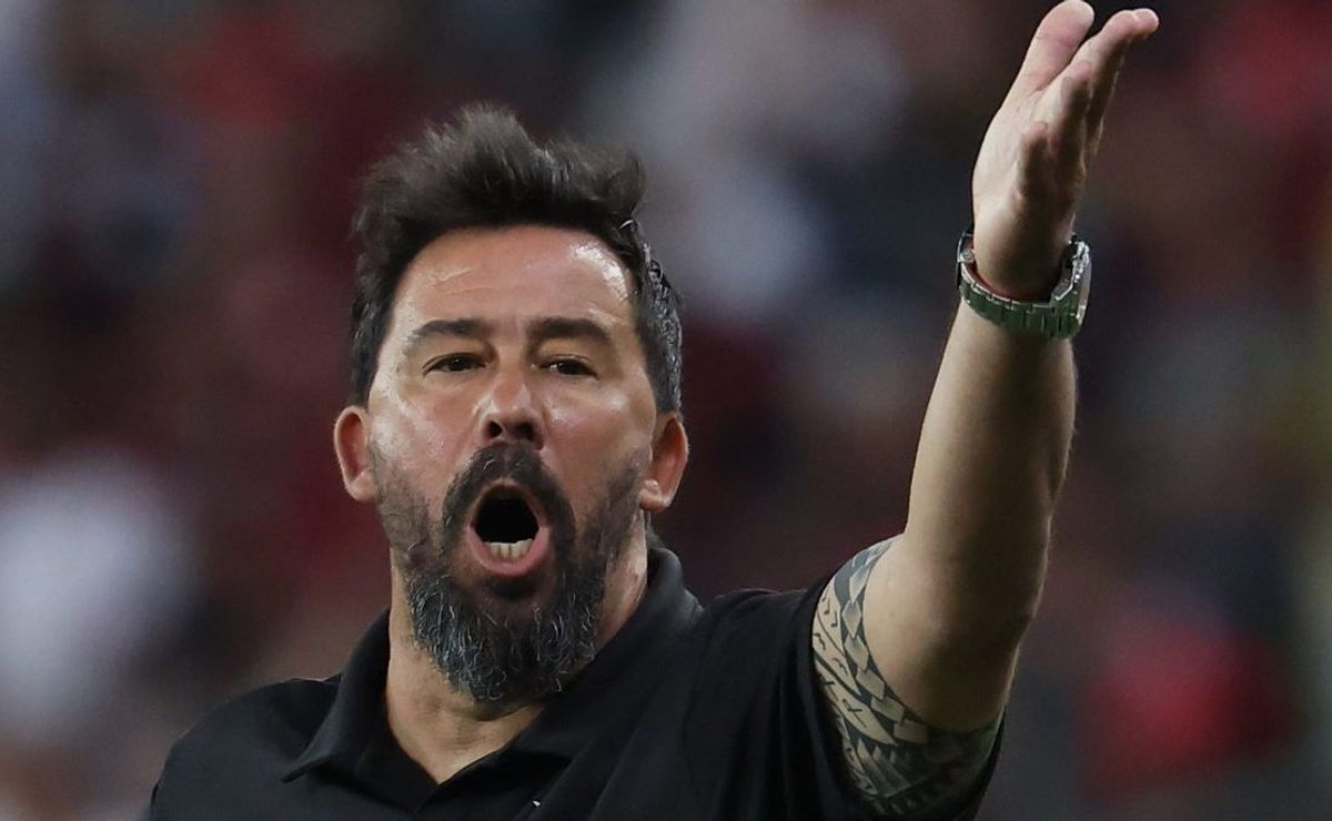 Técnico da LDU manda a real sobre o Flamengo ao vivo na coletiva após a partida