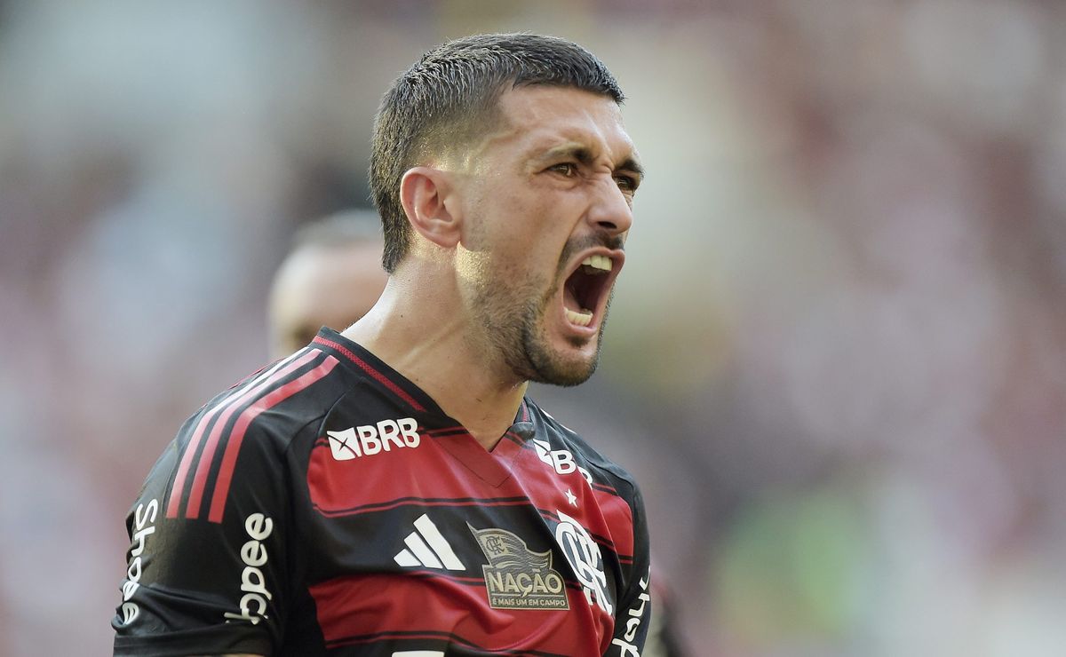 líder, artilheiro e dono das assistências no Brasileirão Betano