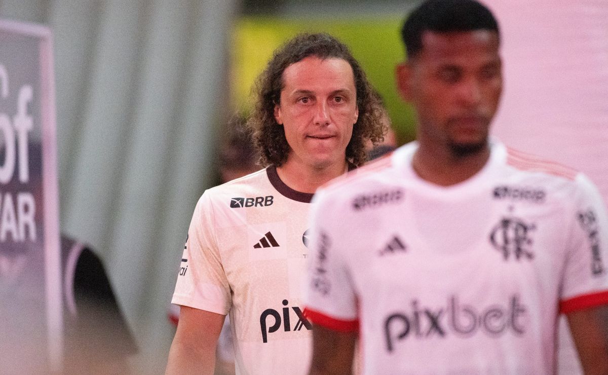 Antes do Mundial, Giroud estuda Flamengo e pode recorrer a David Luiz por informações